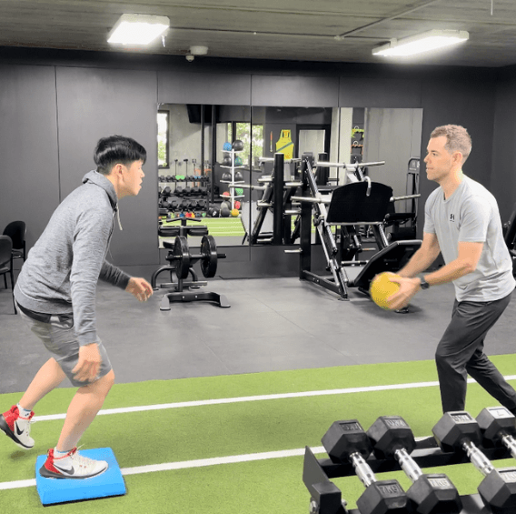 Return to Sports Melbourne, Melbourne return to sports, sports injury rehab, sports injury rehabilitation Melbourne, Richie Lynch treating patient in Run Ready gym - Run Ready