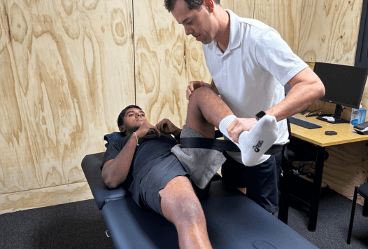 Richie Lynch treating patient, Sports physio, Melbourne sports physiotherapy, Sports Physiotherapy Melbourne - Run Ready
