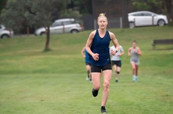 Female running in park, running coach, Run Club Melbourne, run coaching in melbourne, Melbourne running coach
