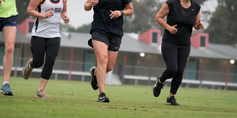 Melbourne sports physio, sports physio for runners, running physiotherapy, runners doing recovery runs outdoors, run club