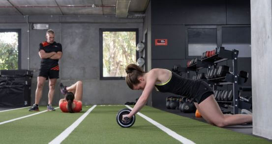 strength coaching, athlete performance training, run coaching, Melbourne run coach, Melbourne strength coach, female athlete working on core in gym
